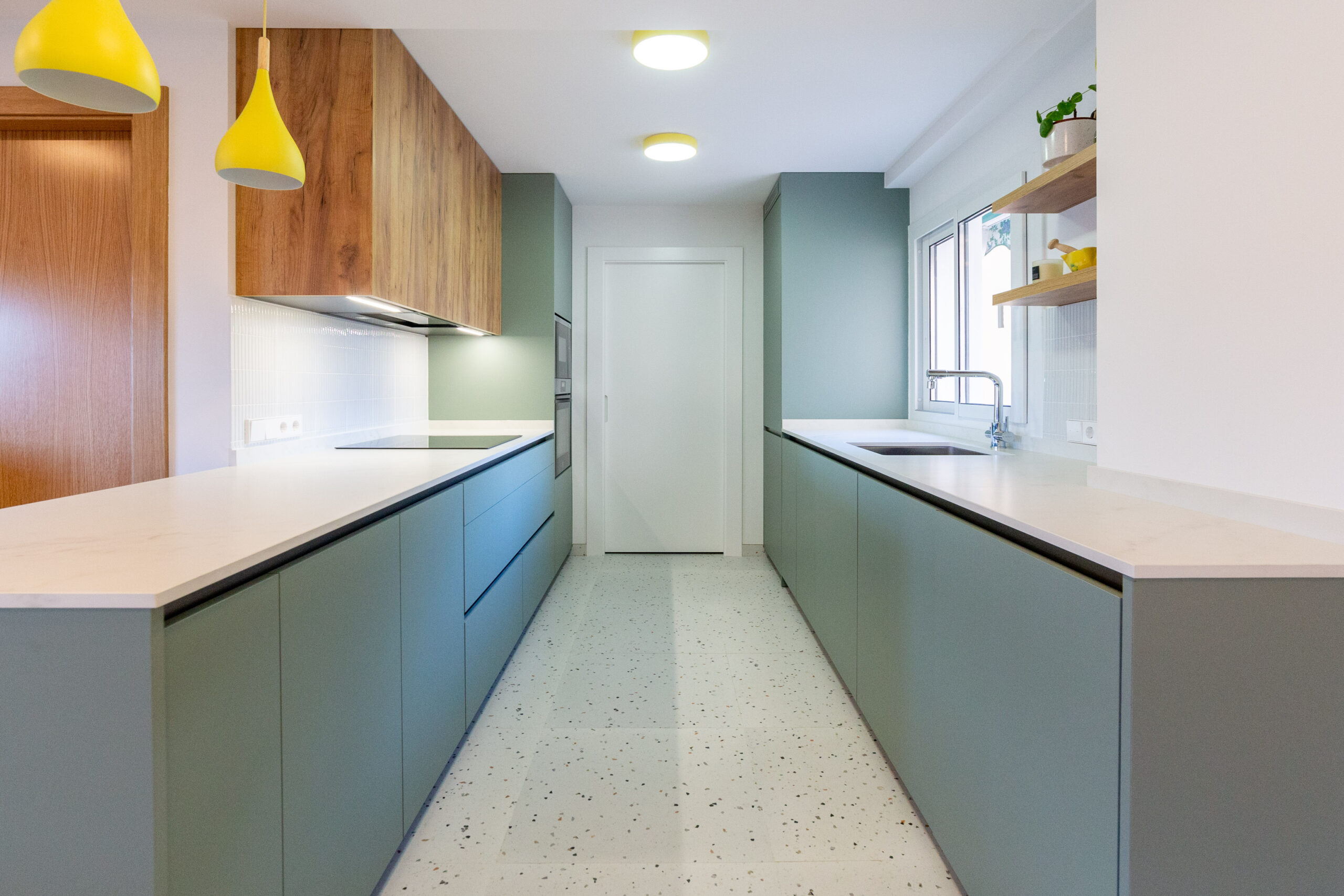 Cocina moderna de Nexo Küchen con diseño funcional, materiales de alta calidad y estantes de madera clara.