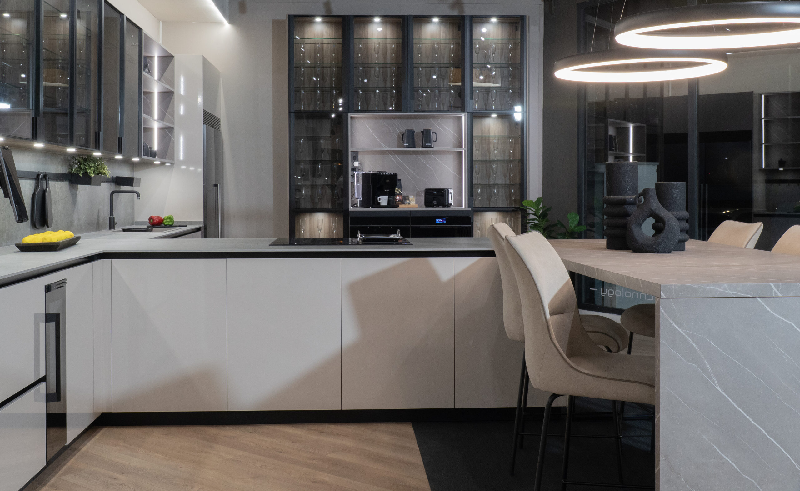 Cocina moderna de Nexo Küchen, un espacio funcional y estético con materiales de alta calidad para tu estilo de vida.