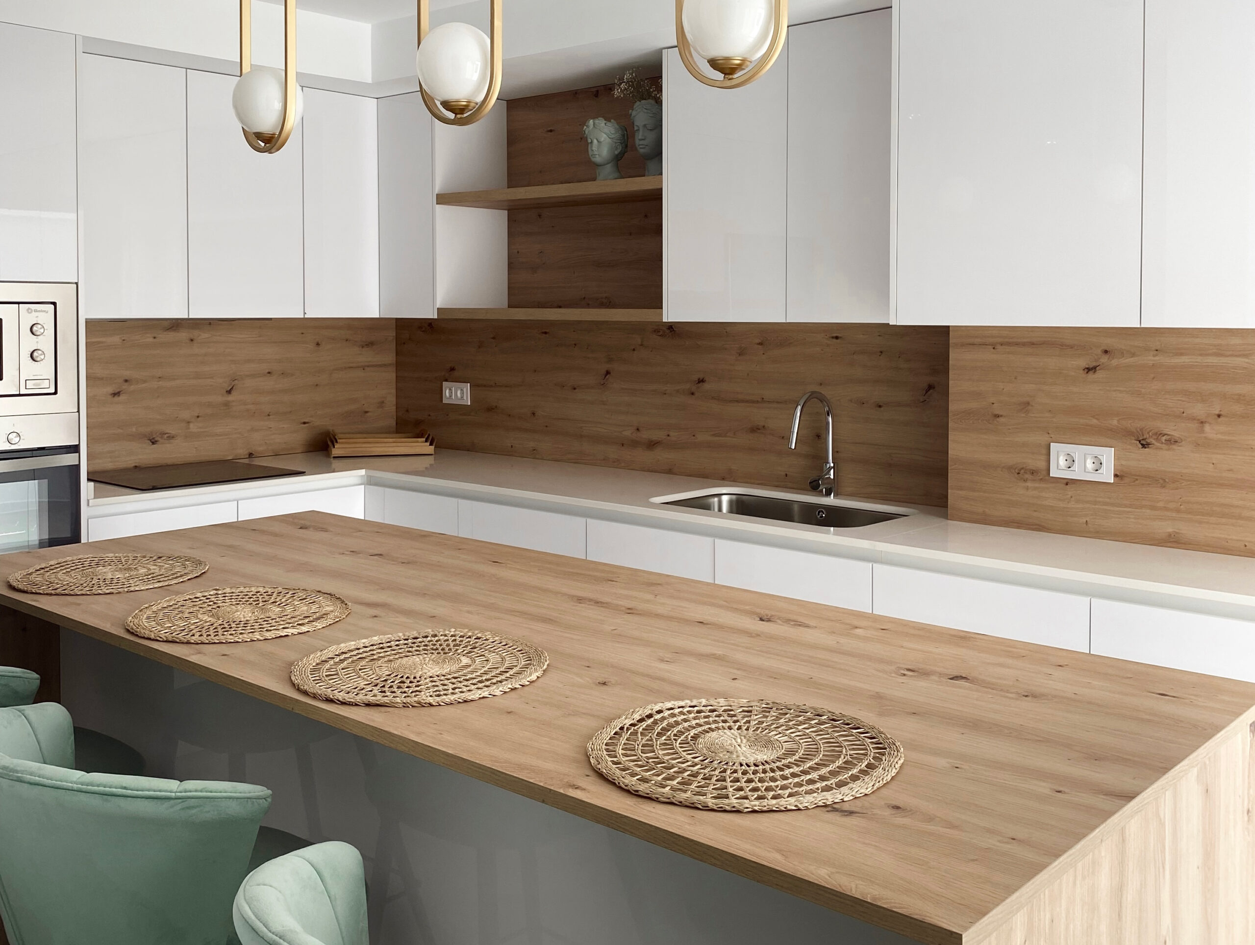 Cocina moderna de Nexo Küchen con diseño funcional y estética elegante en madera y blanco.