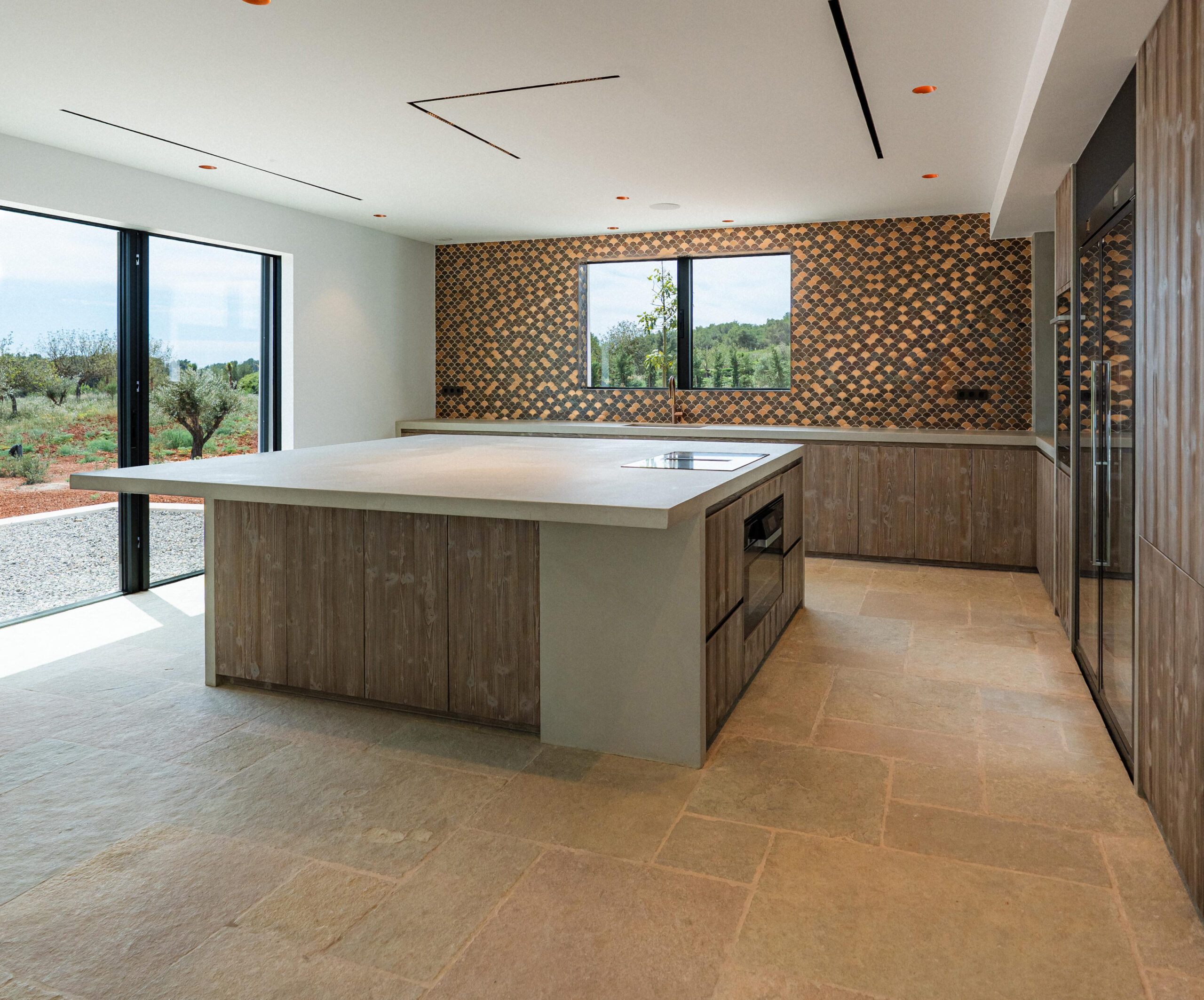 Cocina moderna de Nexo Küchen con diseño funcional y estético, usando materiales de alta calidad para un estilo único.