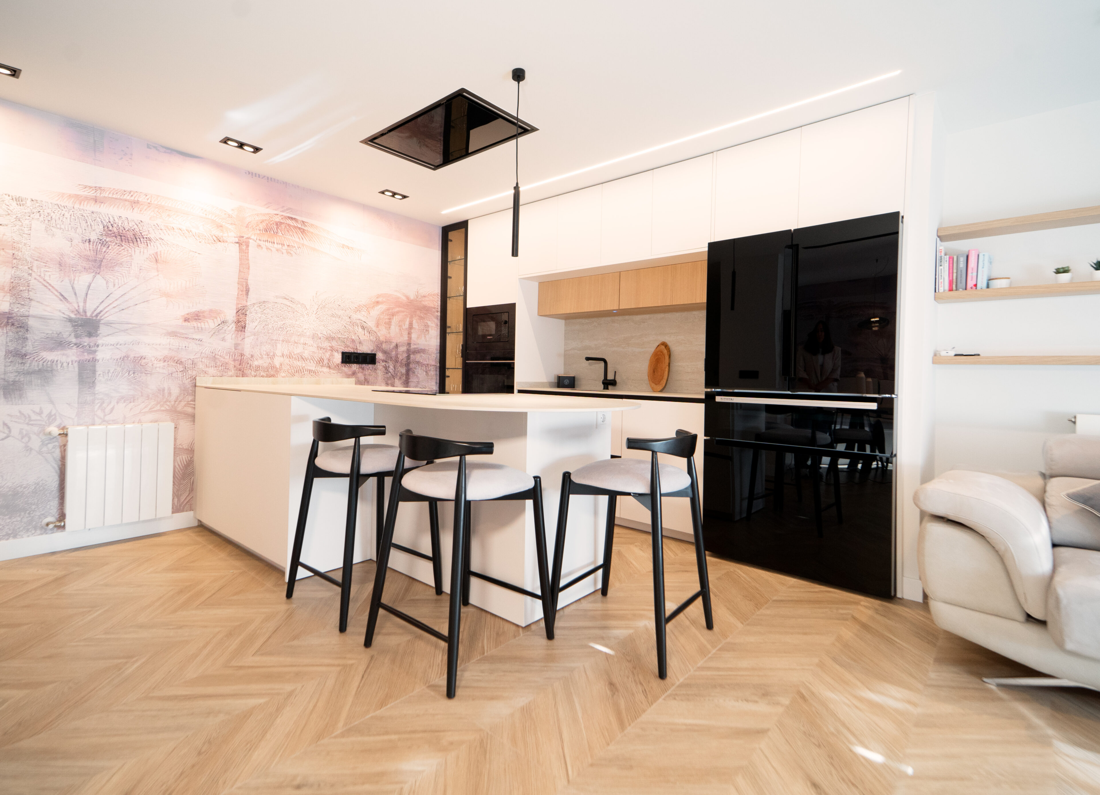 Moderna cocina de Nexo Küchen con diseño funcional y estético, combinando materiales de alta calidad y confort.