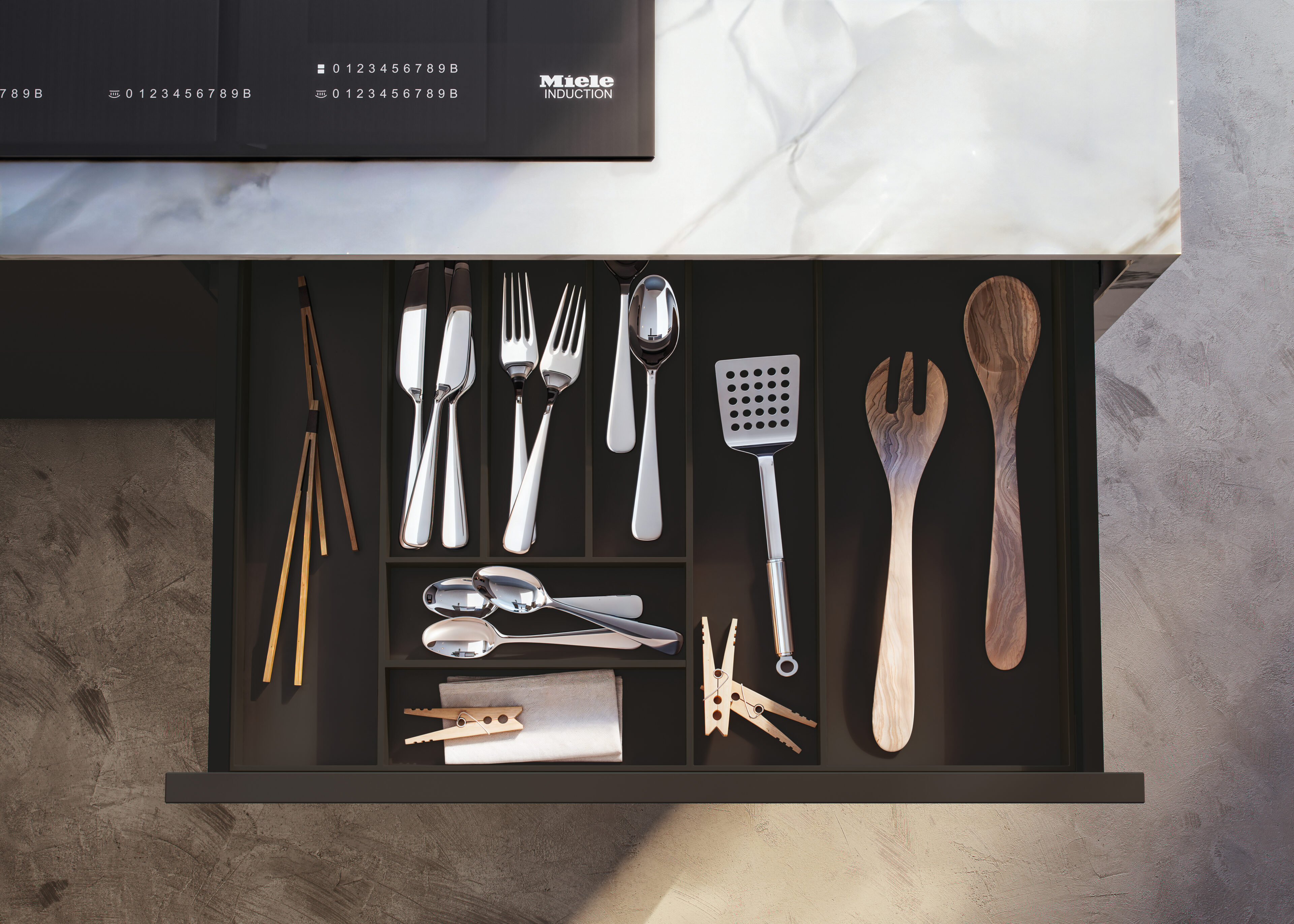 Cajón de cubiertos organizado, diseño elegante de Nexo Küchen, para cocinas funcionales y estéticas.