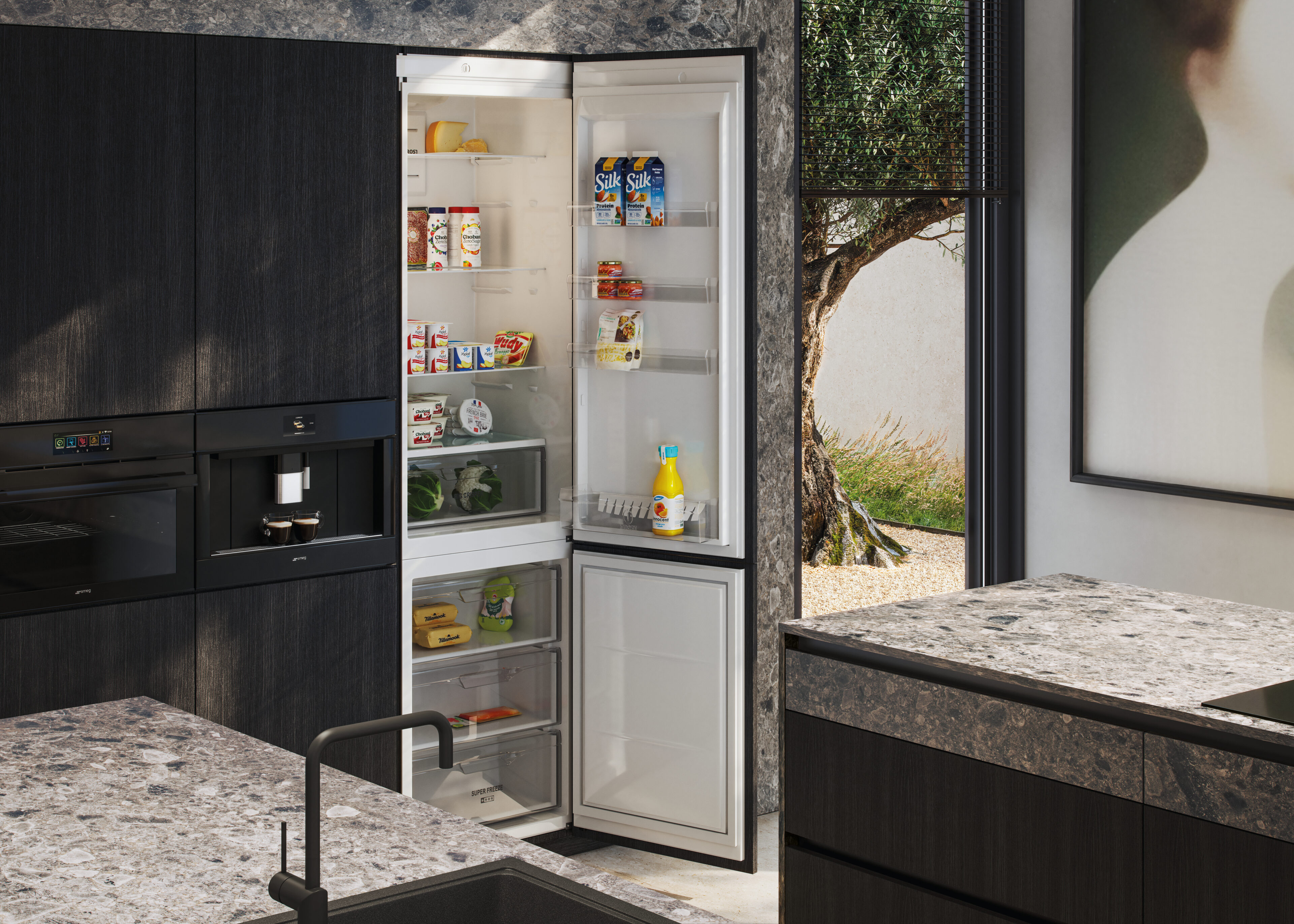 Frigorífico abierto en moderna cocina de Nexo Küchen, destacando funcionalidad y diseño en muebles de alta calidad.