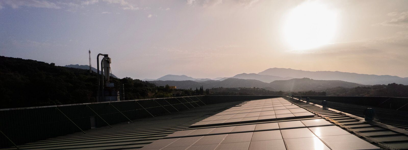 Vista panorámica de la fábrica de Nexo Küchen al amanecer, destacando su compromiso con el diseño innovador.