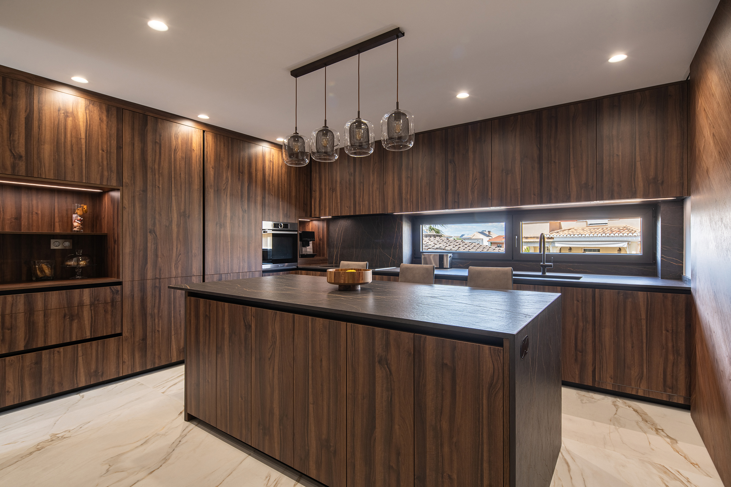 Nexo Küchen: Cocina en madera Nogal Valentina con isla y encimera negra. Nexo Küchen: Cocina en madera Nogal Valentina con isla y encimera negra.