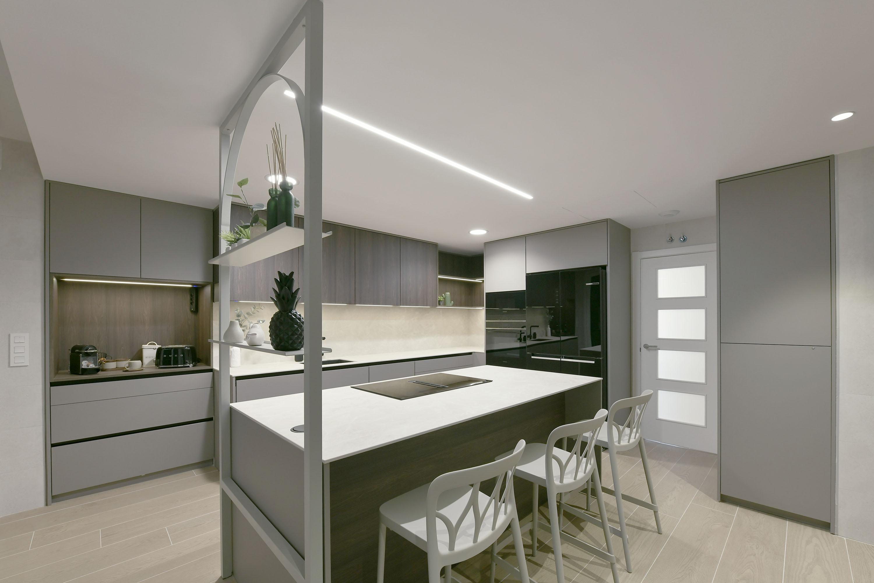 Nexo Küchen cocina contemporánea de diseño premium: isla central , mobiliario gris, electrodomésticos negros e iluminación lineal. Nexo Küchen cocina contemporánea de diseño premium: isla central , mobiliario gris, electrodomésticos negros e iluminación lineal.