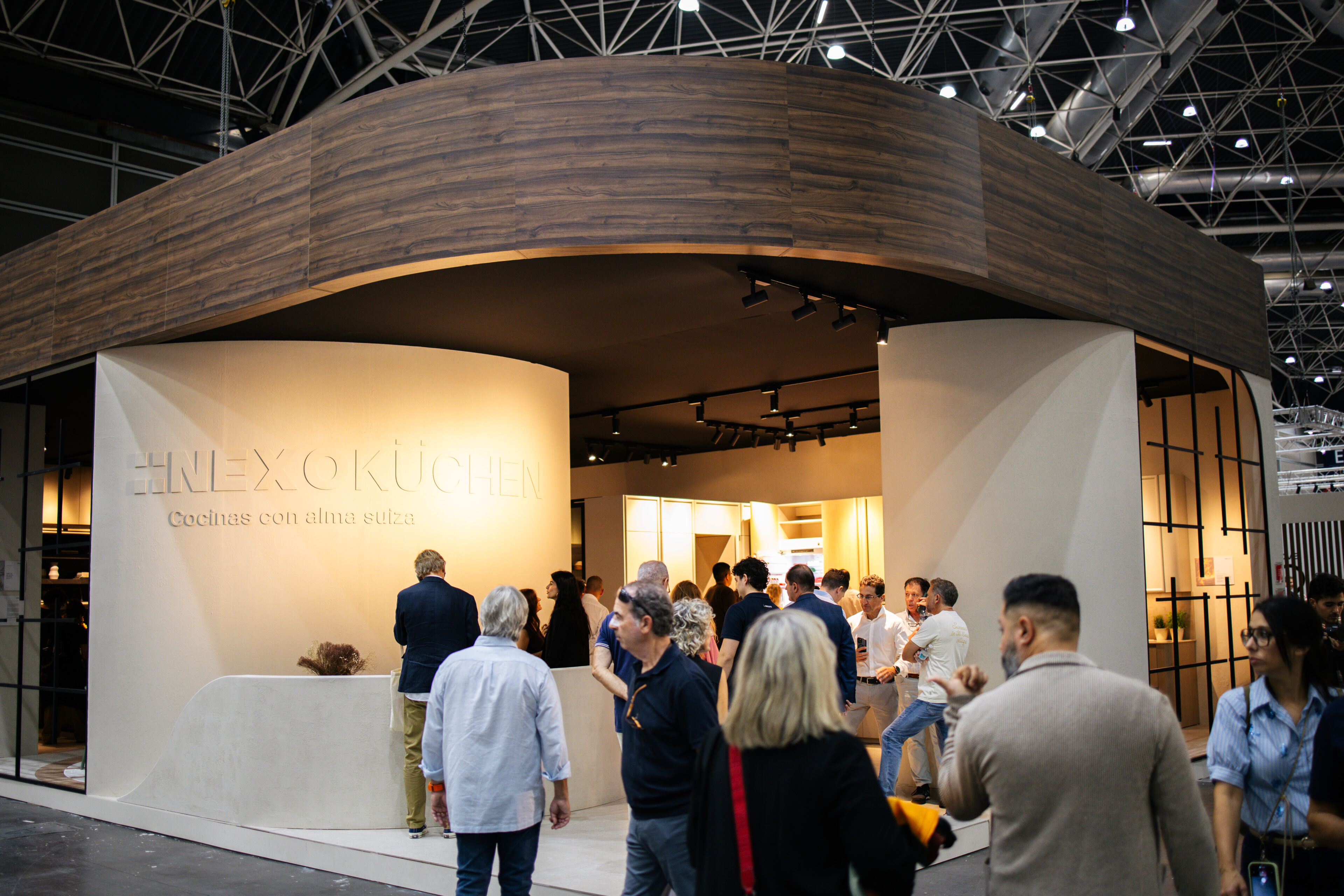 Stand de Nexo Küchen mostrando cocinas modernas y funcionales en un evento