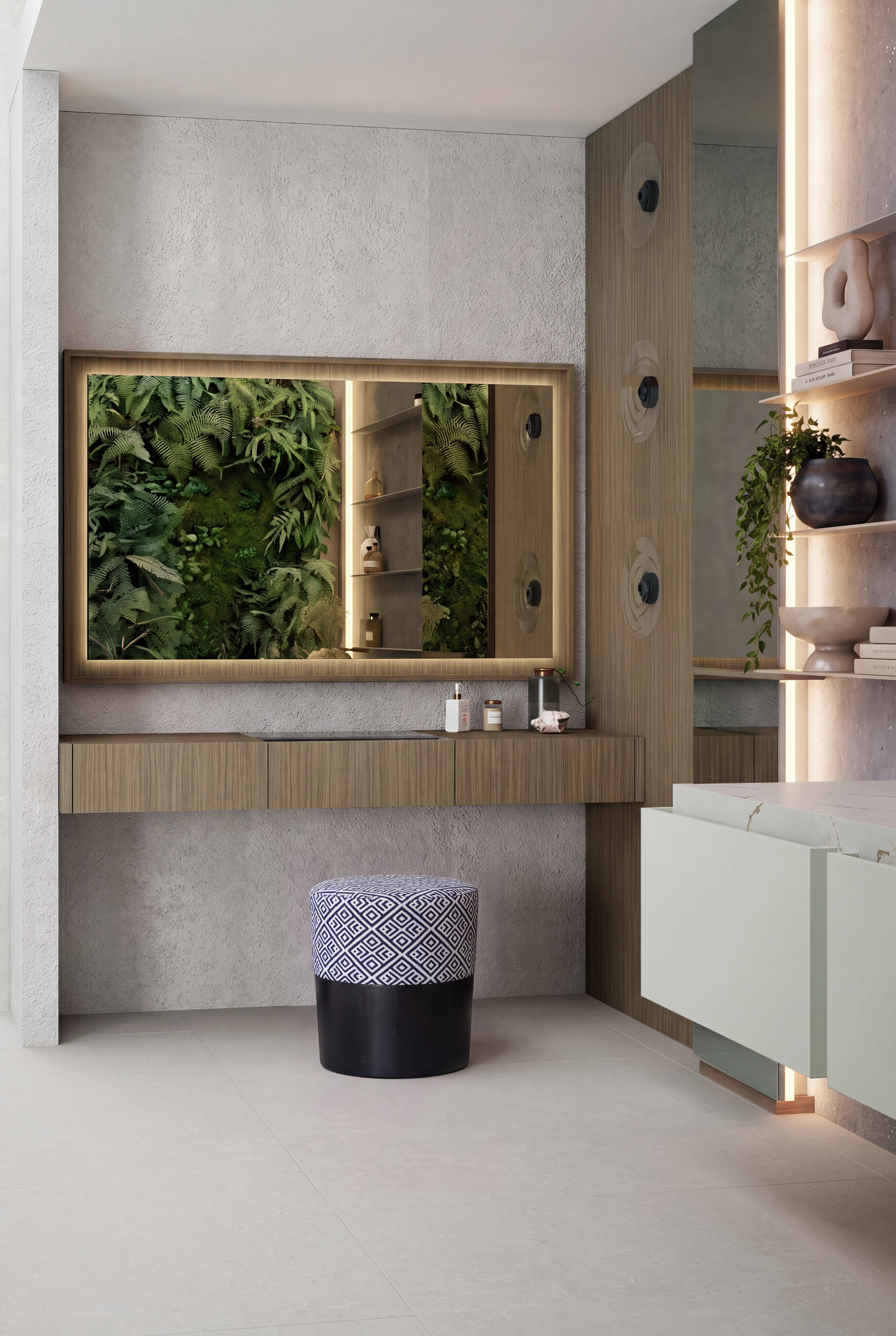 Baño con un gran espejo enmarcado y una pared de vegetación. Estantes con decoraciones y una banqueta.