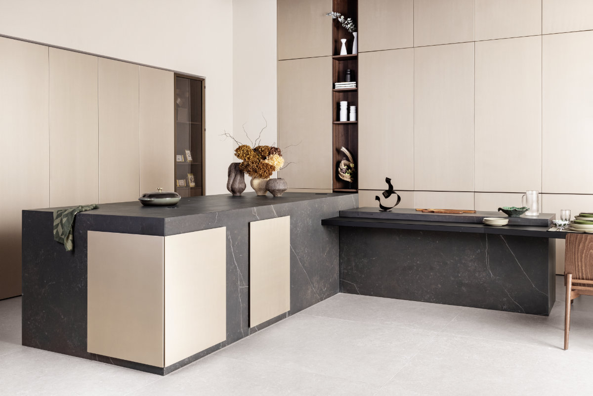 Cocina moderna con isla central, acabados en tonos oscuros y claros