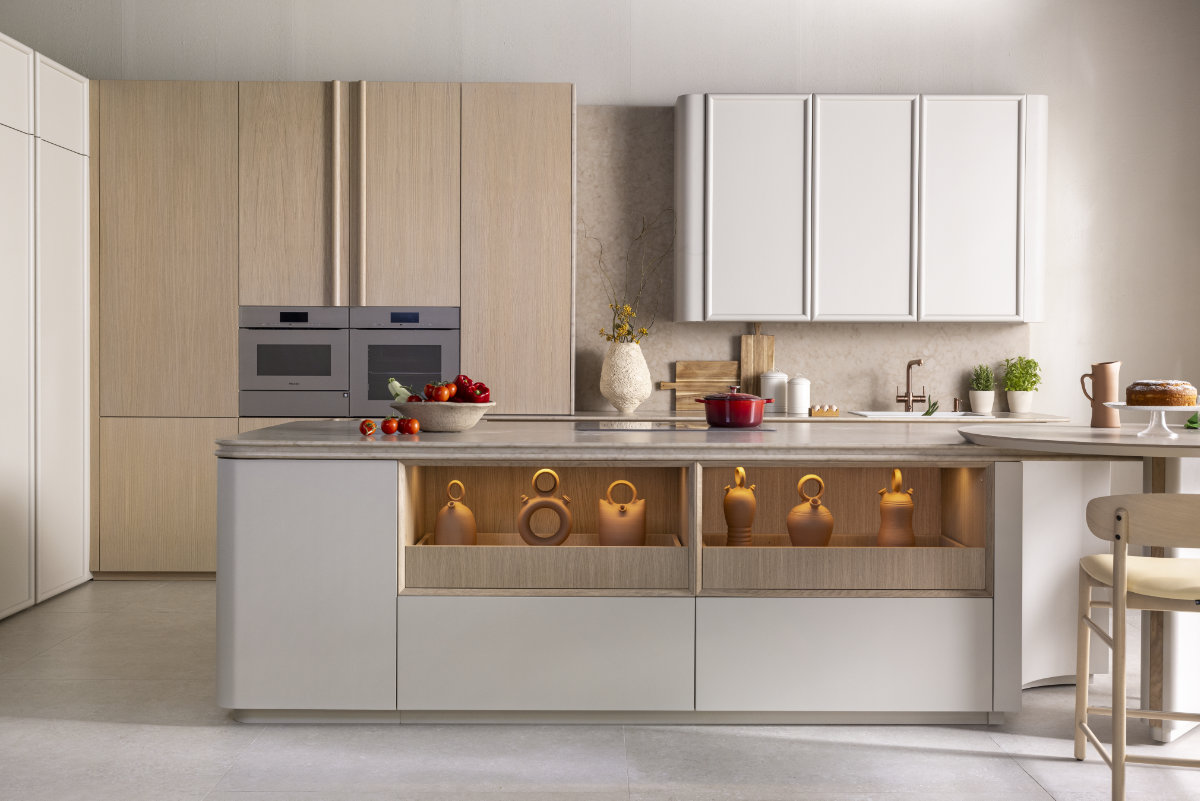 Cocina moderna con muebles de cocina en tonos claros y detalles en madera