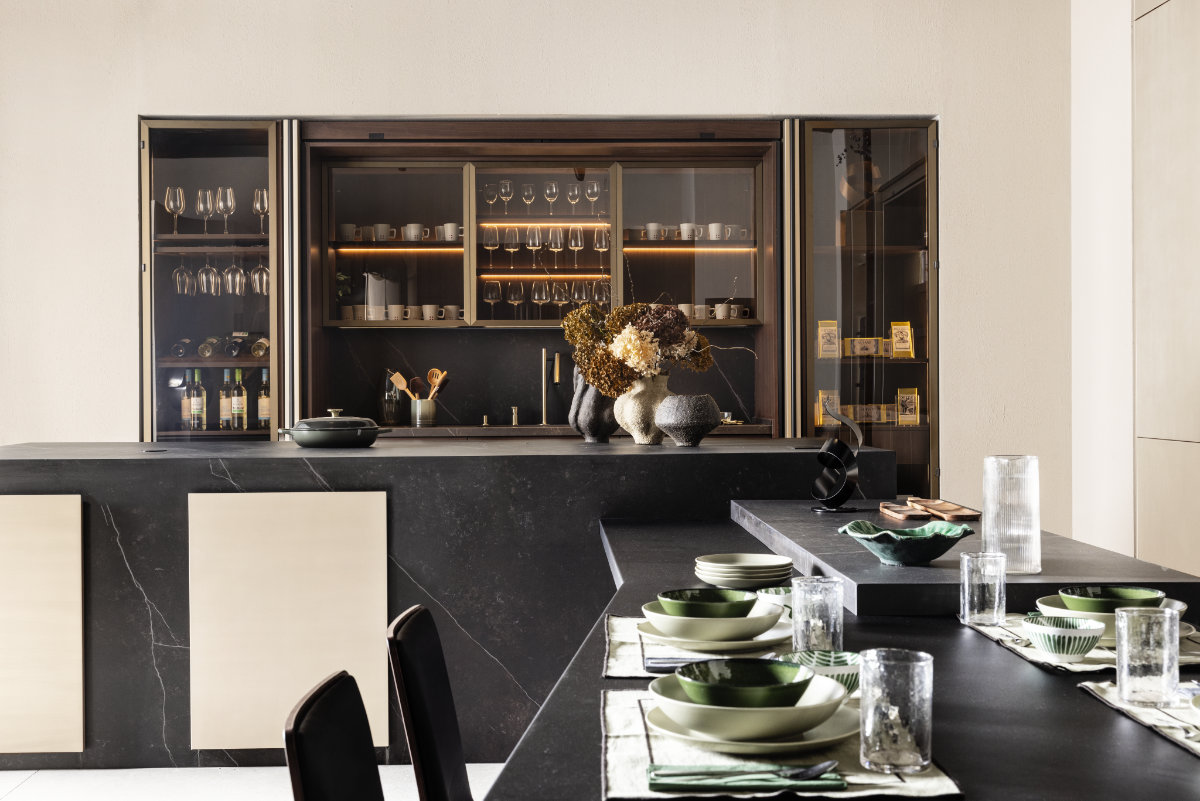 Cocina moderna con un mueble de almacenamiento elegante y mesas diseñadas