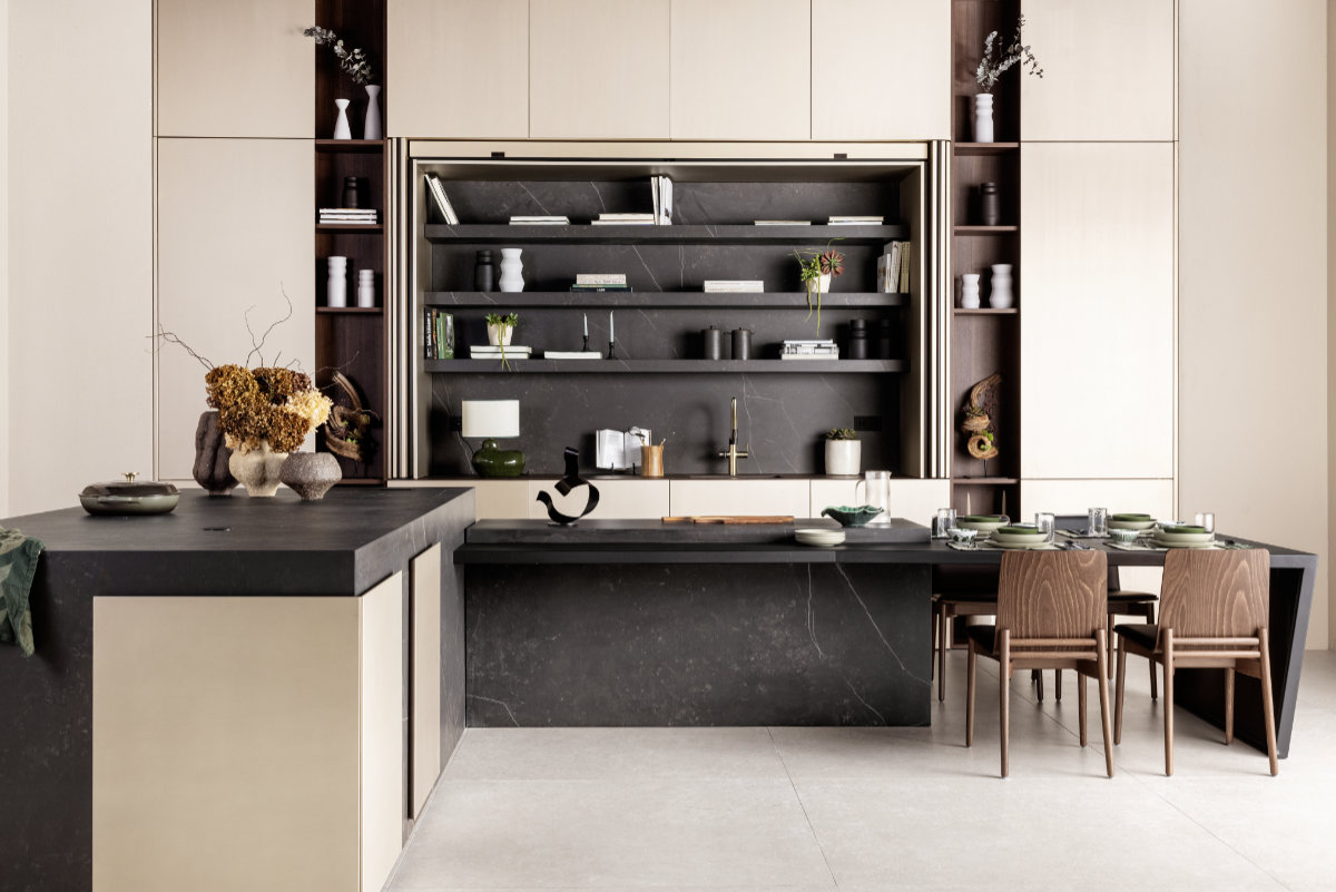 Cocina moderna con acabados en madera, mármol y elementos decorativos
